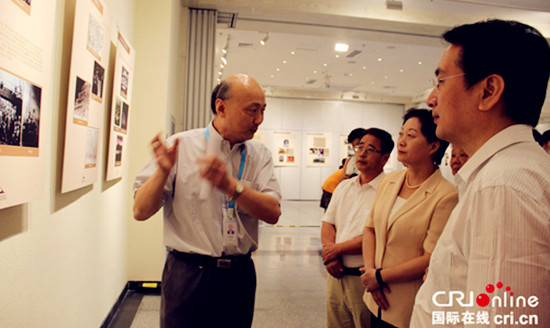 中国侨网中国华侨历史博物馆馆长黄纪凯为嘉宾介绍图片背后的故事。