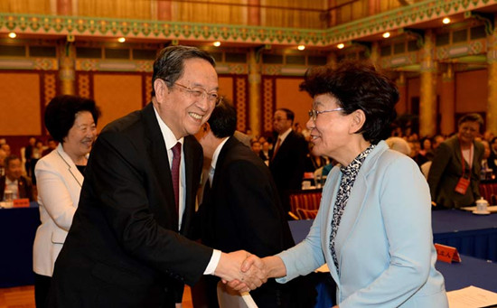 9月2日,港澳台同胞、海外有关人士纪念抗战胜利70周年座谈会在京举行。中共中央政治局常委、全国政协主席俞正声出席会议并作重要讲话。这是俞正声同与会者亲切握手。(新华社