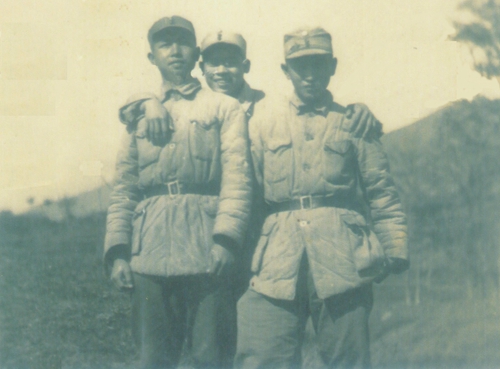 赖石昂(左一)、陈惠、陈宜三人1940年冬在新四军军部后山上的合影