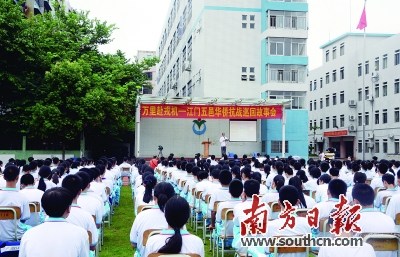 6名故事巡讲员声情并茂地为江门市陈白沙中学1200多名学生讲述了华侨抗日的历史故事。（《《南方日报》/甘雁娜