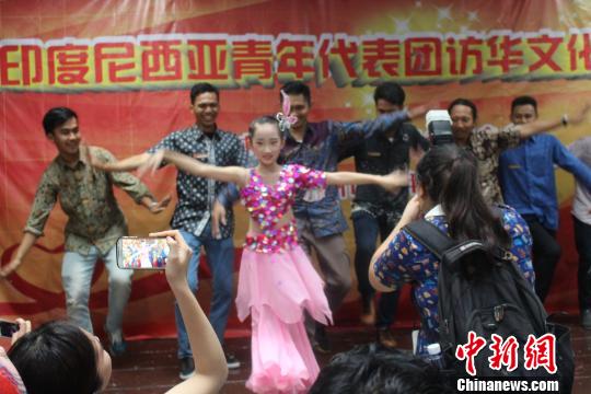 11日，访华印尼青年们向泉州当地少女请教舞蹈。　廖静　摄