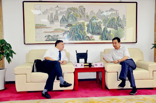 图为安徽省侨联党组成员、副主席兼秘书长杨冰(右)会见美国安徽同乡会常务副会长王杰(左)。