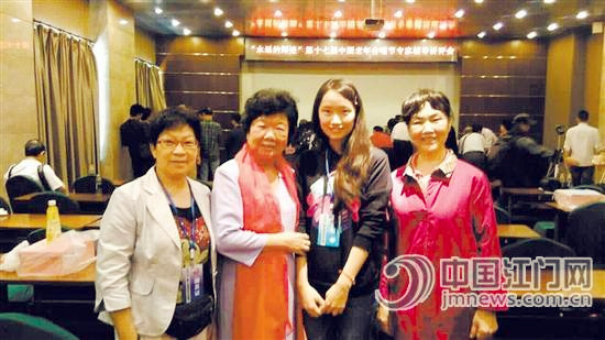 合唱比赛结束后,陆池等接受记者采访。