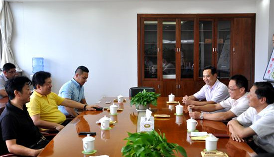 安徽省侨联党组书记、主席吴向明(左一)一行与蚌埠市有关领导座谈。
