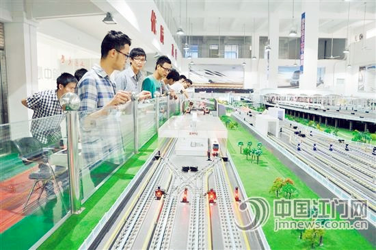 为满足轨道交通产业发展对人才的需求,五邑大学加强轨道交通人才的培养。图为轨道交通综合实验中心。(邑大供图)