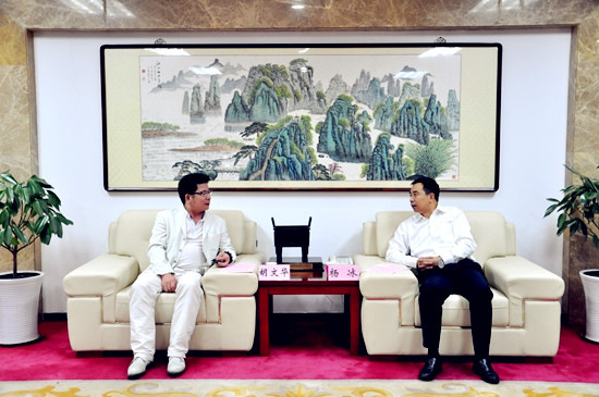 安徽省侨联党组成员、专职副主席兼秘书长杨冰(右)会见法国文成联谊会会长胡文华(左)。