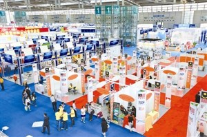 在今年8月举行的首届侨交会上,来自海外28个国家和地区的侨领、华商及国内商协会共600多家参展商、5000多个产业项目聚首深圳。
