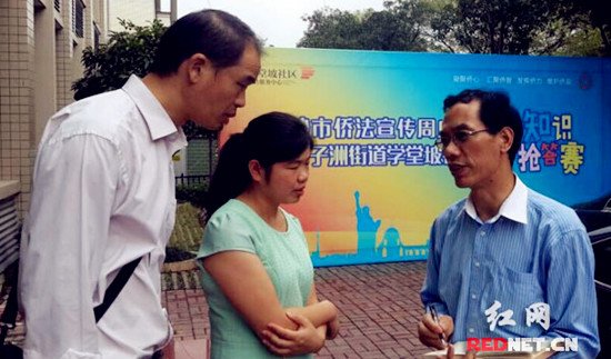 湖南省侨联党组书记朱建山(右)了解情况。
