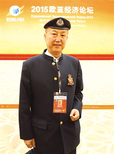施乃康近影。