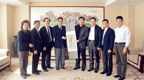 山东省侨办与泰中工商业联合总会互赠礼品。