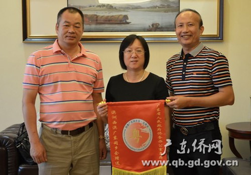 麦灼兴荣誉会长(左)及钱桂源会长(右)向黎静副主任(中)赠送锦旗