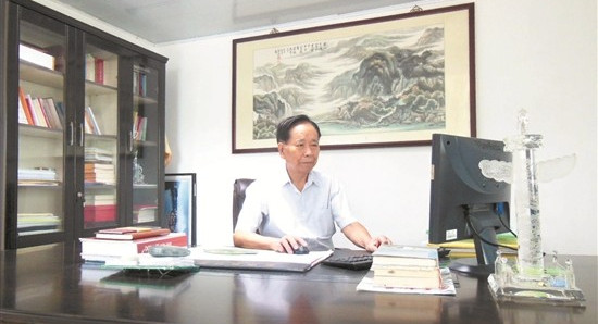 82岁的陈克振经常使用电脑查阅资料。