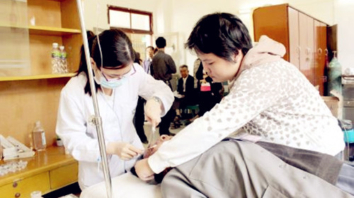 医务人员正为老人做白内障手术前眼部消毒(刘晓钦