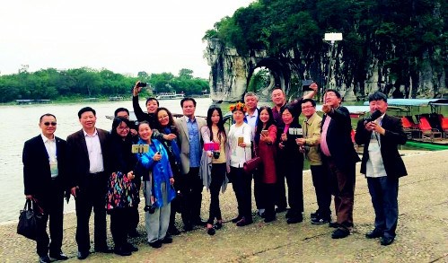 北美华文媒体高层访问团的团员们在桂林城徽象鼻山前合影留念(刘桂丹