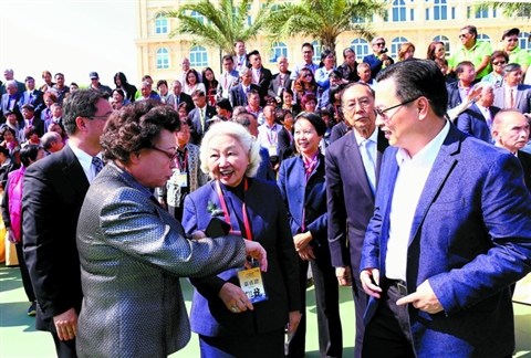 27日,恳亲会合影结束后,不少乡亲上前与梁爱诗女士(左三)交流。(邓活生