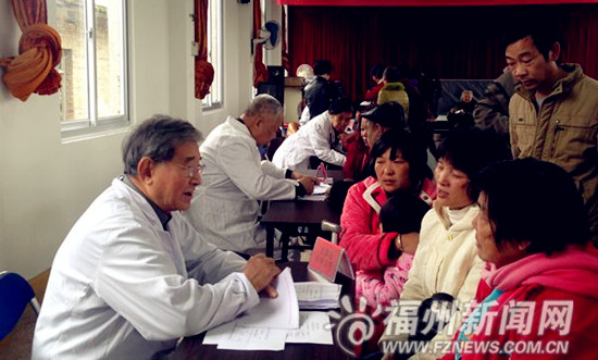 医疗专家在连江长龙华侨农场进行义诊。