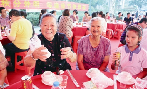 深圳侨报资料图：中秋佳节，归侨侨眷们共品家乡美食