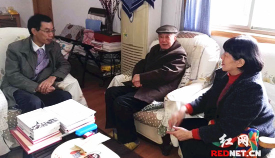 湖南省侨联党组书记朱建山(左)与侨界学者曹亚(右)交谈。