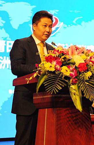 朱奕龙致辞,希望更多青田华侨回到家乡,抱团发展,建设美好家园。