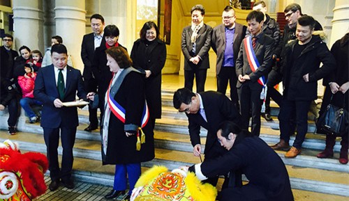 巴黎20区区长卡兰德拉(前排左二)、北京市侨办主任刘春锋(前排右二)为醒狮点睛(欧洲时报