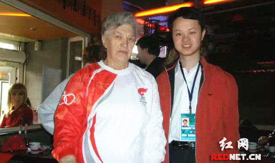 赵斌(右)与世界第一位女宇航员瓦莲金娜·捷列什科娃(左)