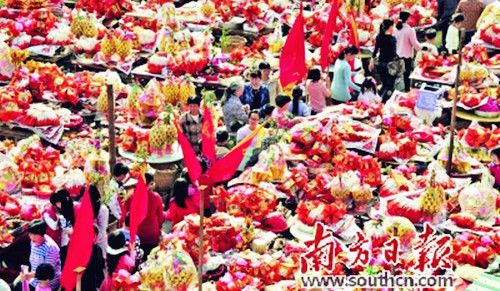 潮汕乡里大祭民俗场景，摆满了金银纸(郑锡伟