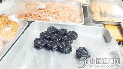清明期间,新会大部分糕点店都出售鸡屎藤饼。