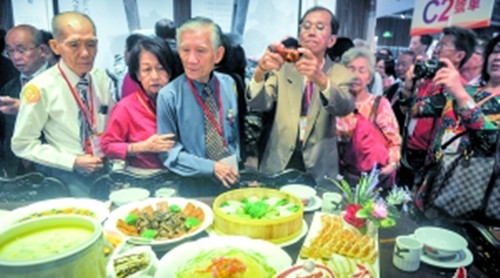 在顺德博物馆里的美食馆,展示的美食令乡亲们倍感亲切(广州日报