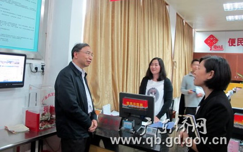 广东省侨办林琳巡视员(左一)在中山市火炬开发区张家边社区服务中心了解为侨服务情况。