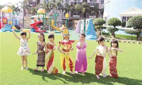 近日，常山中心幼儿园的孩子们上完东南亚舞蹈课后，在校园中快乐合影。