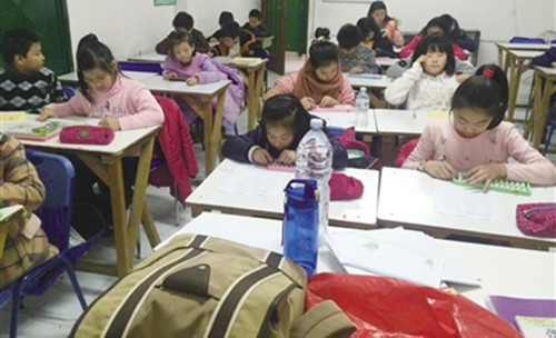 意大利中意学校小学班的学生正在上自习课(傅文武
