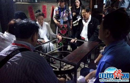 百余位华人华侨走进理县桃坪羌寨了解当地文化。(胡敏