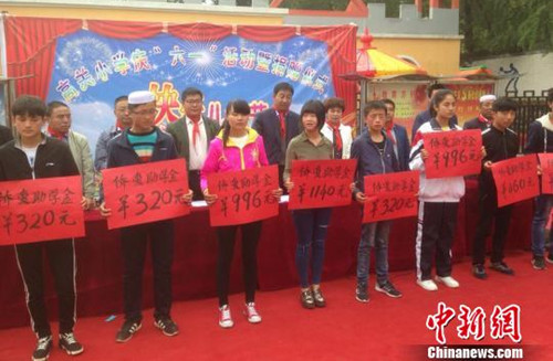 5月31日，华人华侨捐赠的助学金发放仪式在甘肃积石山县胡林家乡高关村小学举行。(钟欣