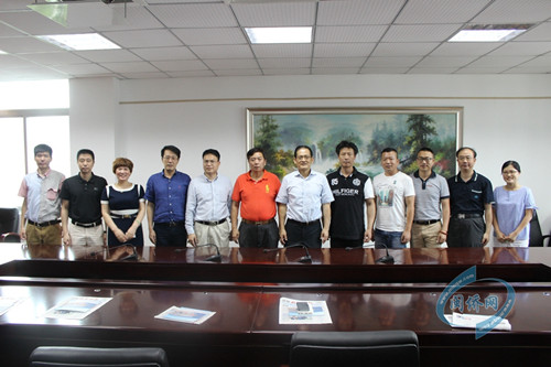 中国侨网福建省侨办主任杨辉(右6)与美国福建商会会长林慈飞(右7)、美国福建书画家协会会长朱立业(左5)、美国中国咏春拳研究会会长张炳锋(右5),东南网美国站站长、海外部主任王艳玲(左3),东南网编委、海外部主编徐嵘(左2)等人合影。