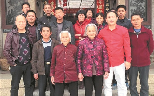 马来西亚华侨黄胤喜(前排红衣者)与族亲合影