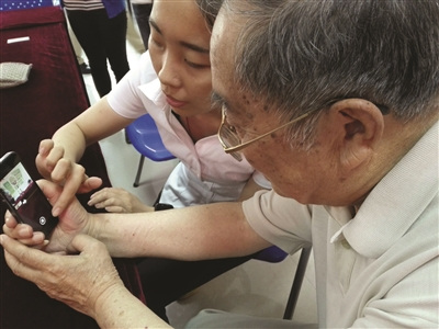 “侨眷联谊日”活动，身为侨眷的老人学习用微信视频。