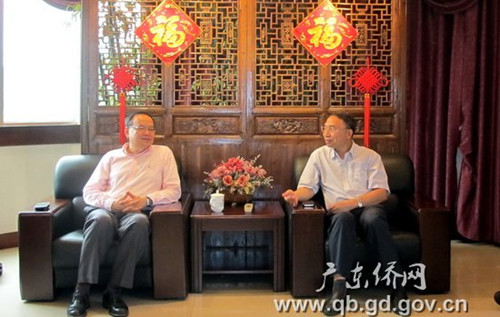 广东省侨办党组副书记、巡视员林琳（右）与刘宏教授（左）交流。