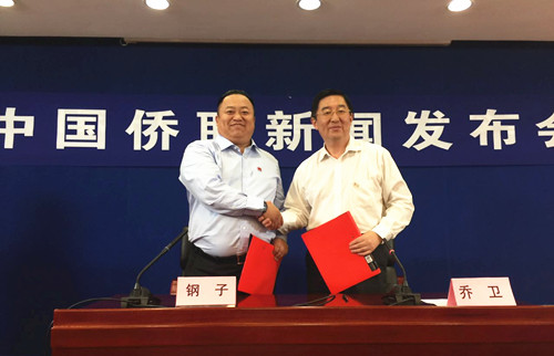 7月14日下午,中国侨联副主席、中国华侨公益基金会理事长乔卫与中国慈善榜年度慈善家钢子就“慈善商城”平台项目签约(张芸芸