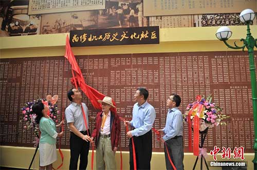 7月17日，南侨机工罗开瑚（左三）参与揭牌。当日，云南省首个南侨机工历史文化社区在昆明五华区揭牌，以此向市民展示南侨机工回国参加抗战的历史。南侨机工是南洋华侨汽车司机及汽车修理技工回国服务团的简称。抗日战争全面爆发后，3200余名华侨从东南亚各国回到中国，参与滇缅公路国际援华战略物资的运输任务。他们中，有1800余人献出了宝贵生命。中新社记者