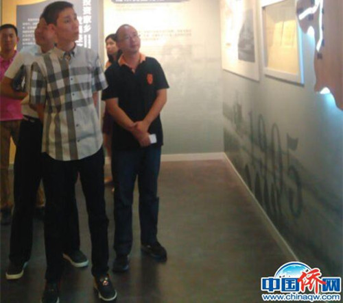 8月3日,李宗顺参观泉州华侨历史博物馆内还未对外开放的新馆——“奉献史馆”。 廖静 摄