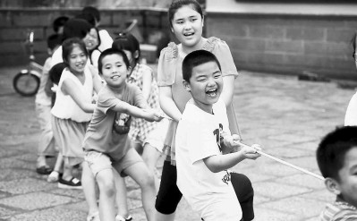 夏令营里的体育活动，吸引了孩子们热情参与。