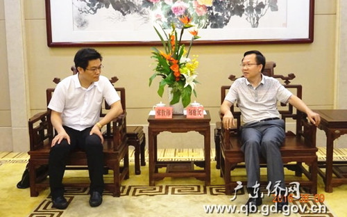 郑建民(右)与阿联酋广东商会张钦伟会长交谈。