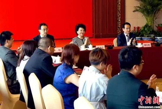 8月10日,中国国务院侨办主任裘援平、副主任谭天星在北京与在港华人青年专业人士访问团举行座谈。中新社记者