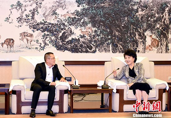 8月15日，中国国务院侨办主任裘援平在北京会见法国中法友谊互助协会一行。