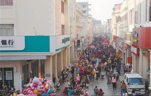 台西路步行街大部分是华侨物业骑楼建筑,是台城最主要的商贸场所。