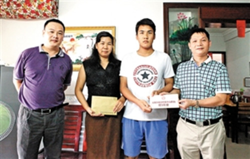 侨民子女禤德宇（右二）获两级侨联奖励。