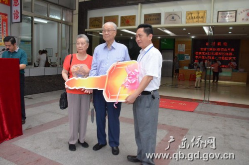 霍先生夫妇向医院院长罗锡(右一)交接捐赠救护车钥匙