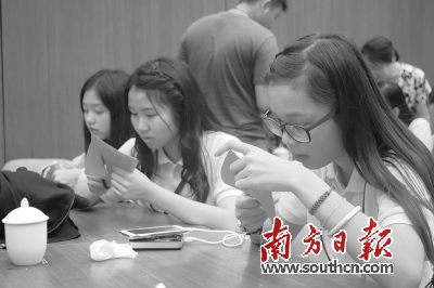 澳门潮籍青年在学习潮汕剪纸。丁艺丹