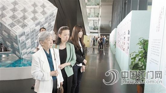 梁家后人在参观“一门三院士 共筑中国梦”展览。
