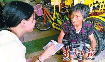 媒人黄保秀今年已85岁，家人担心她的健康，劝她离开媒人墟。图为黄保秀接受记者采访。龚春辉